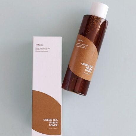 Isntree Green Tea Fresh Toner 200ml - A refreshing facial toner with 80% Jeju green tea extract, designed to balance oil, tighten pores, and hydrate oily and acne-prone skin.